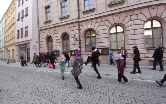 VIDEO: Jihlavou prošel průvod švihlé chůze. Připojit se mohl kdokoli