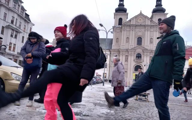 VIDEO: Jihlavou prošel průvod švihlé chůze. Připojit se mohl kdokoli