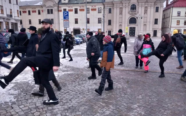 VIDEO: Jihlavou prošel průvod švihlé chůze. Připojit se mohl kdokoli