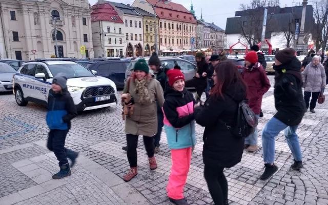 VIDEO: Jihlavou prošel průvod švihlé chůze. Připojit se mohl kdokoli