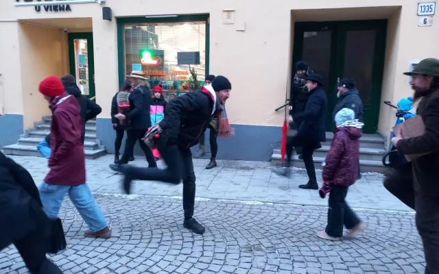 VIDEO: Jihlavou prošel průvod švihlé chůze. Připojit se mohl kdokoli