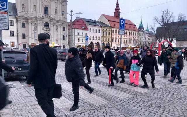 VIDEO: Jihlavou prošel průvod švihlé chůze. Připojit se mohl kdokoli