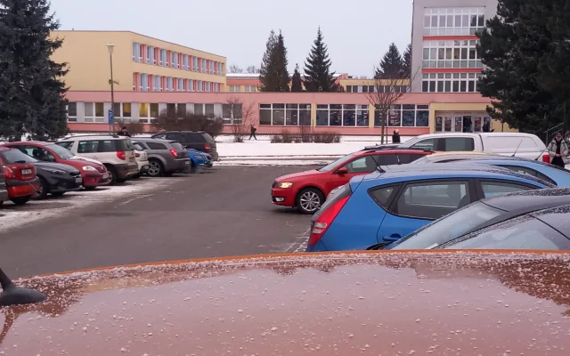 Parkování v Jihlavě XXV: Řidiči u škol na Březinkách se seznamují s režimem K+R