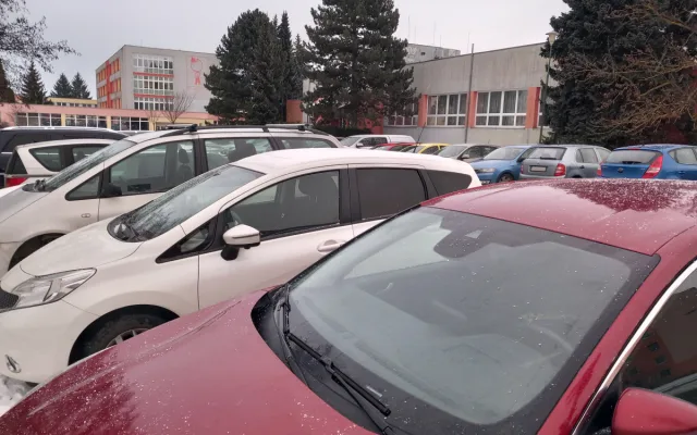 Parkování v Jihlavě XXV: Řidiči u škol na Březinkách se seznamují s režimem K+R