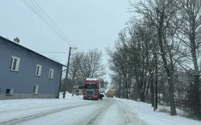 Husté sněžení komplikuje dopravu na Vysočině. Dálnice je pod sněhem, ale sjízdná