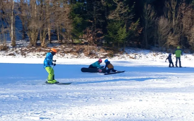 VIDEO: Vysočina žije zimou. Otevřené jsou sjezdovky, běžkařské okruhy i ledová stěna