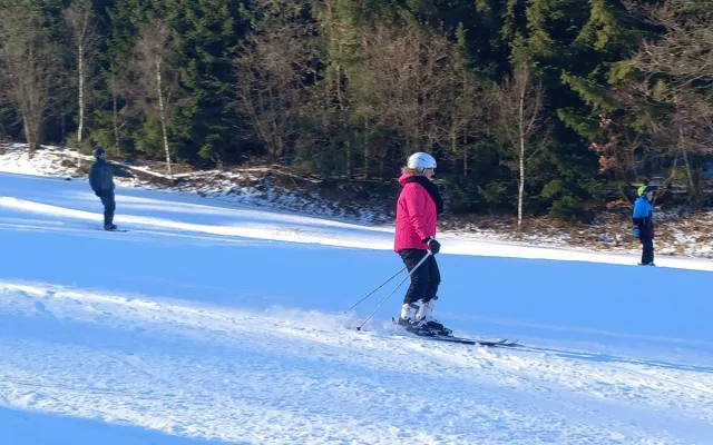 VIDEO: Vysočina žije zimou. Otevřené jsou sjezdovky, běžkařské okruhy i ledová stěna