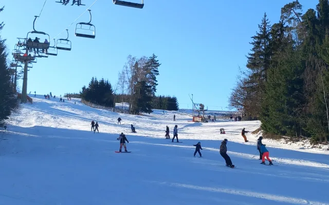 VIDEO: Vysočina žije zimou. Otevřené jsou sjezdovky, běžkařské okruhy i ledová stěna