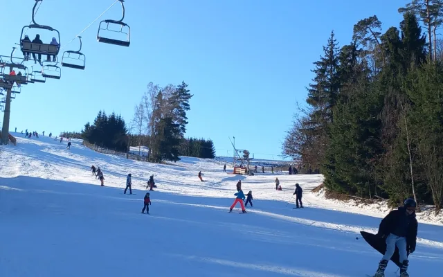 VIDEO: Vysočina žije zimou. Otevřené jsou sjezdovky, běžkařské okruhy i ledová stěna