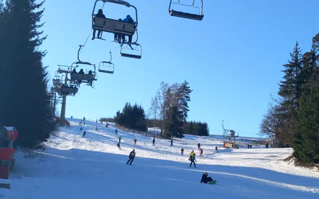 VIDEO: Vysočina žije zimou. Otevřené jsou sjezdovky, běžkařské okruhy i ledová stěna