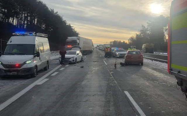 FOTO: Kritické ráno na dálnici D1, auta na Vysočině bourala v obou směrech