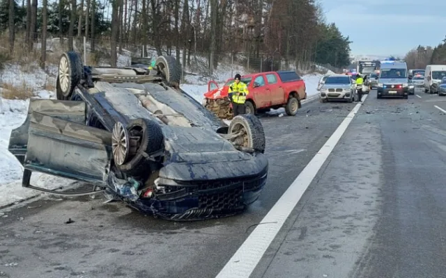 FOTO: Kritické ráno na dálnici D1, auta na Vysočině bourala v obou směrech