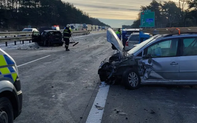 FOTO: Kritické ráno na dálnici D1, auta na Vysočině bourala v obou směrech