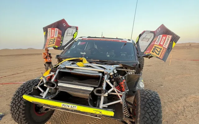 VIDEO: Těžký den Martina Prokopa. V maratonské etapě Dakaru otočil auto na bok