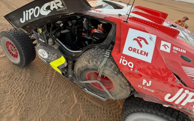 VIDEO: Těžký den Martina Prokopa. V maratonské etapě Dakaru otočil auto na bok