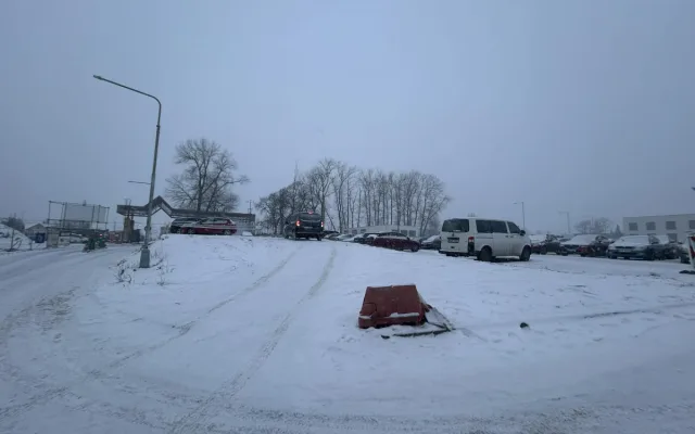 FOTO: U jihlavské nemocnice je nové parkoviště, práce na parkovacím domě stojí