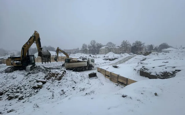 FOTO: U jihlavské nemocnice je nové parkoviště, práce na parkovacím domě stojí