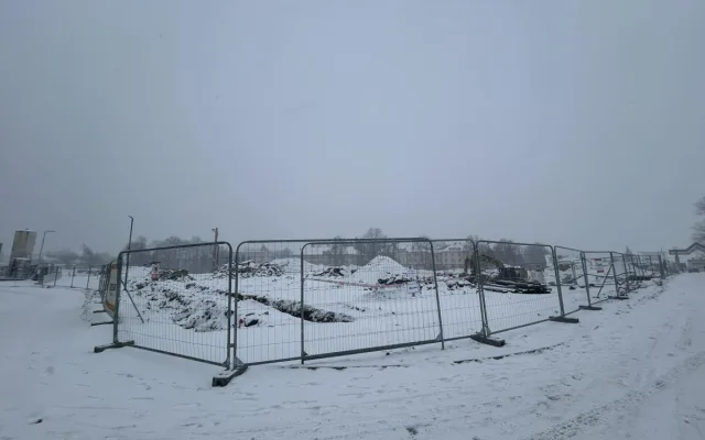 FOTO: U jihlavské nemocnice je nové parkoviště, práce na parkovacím domě stojí