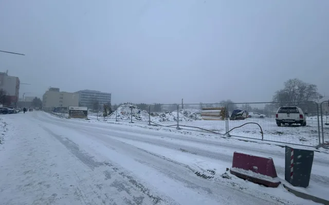 FOTO: U jihlavské nemocnice je nové parkoviště, práce na parkovacím domě stojí
