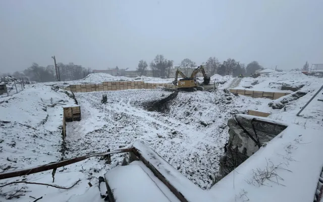 FOTO: U jihlavské nemocnice je nové parkoviště, práce na parkovacím domě stojí
