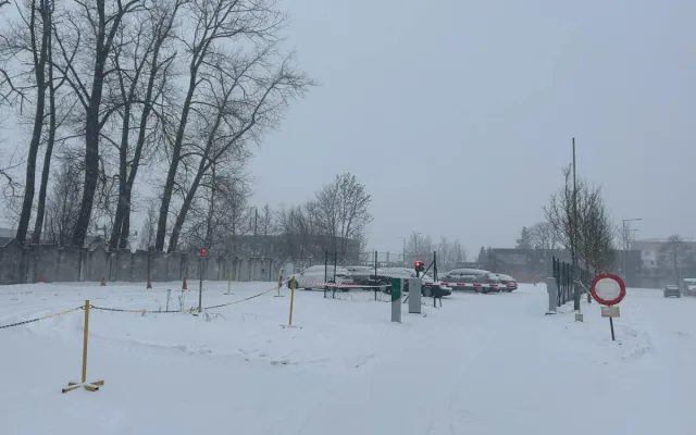 FOTO: U jihlavské nemocnice je nové parkoviště, práce na parkovacím domě stojí