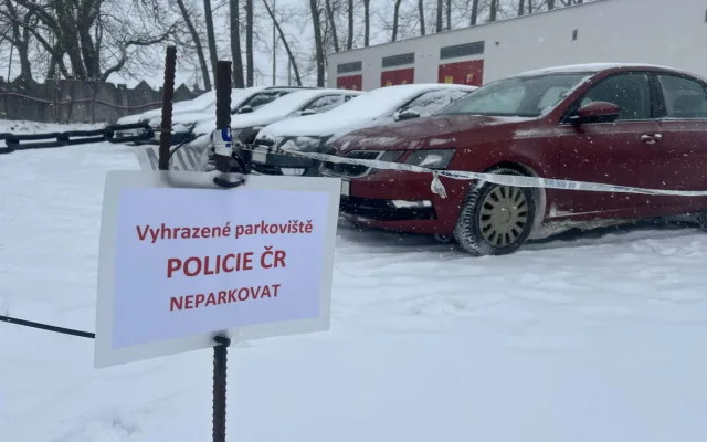 FOTO: U jihlavské nemocnice je nové parkoviště, práce na parkovacím domě stojí