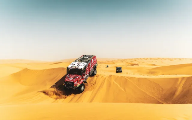 FOTO: O triumf mezi kamiony na Dakar Rally bojuje spolujezdec Křípal z Kamenice