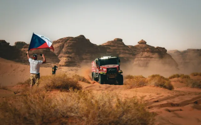 FOTO: O triumf mezi kamiony na Dakar Rally bojuje spolujezdec Křípal z Kamenice