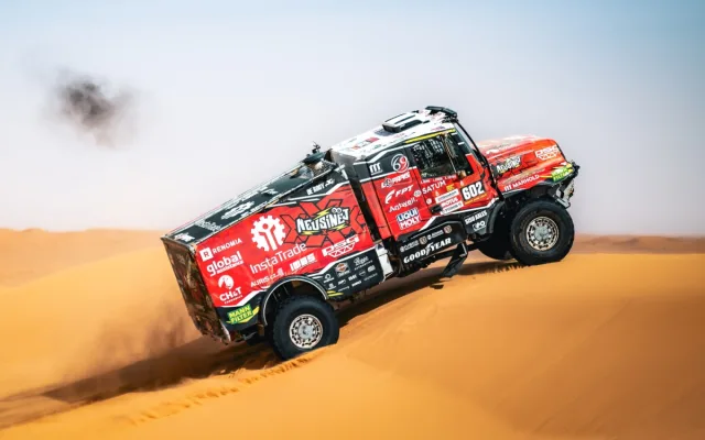 FOTO: O triumf mezi kamiony na Dakar Rally bojuje spolujezdec Křípal z Kamenice