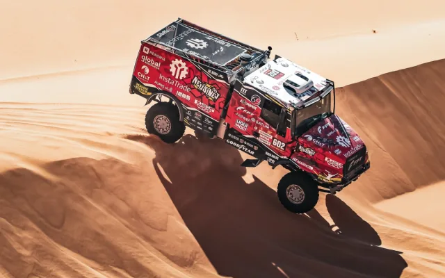 FOTO: O triumf mezi kamiony na Dakar Rally bojuje spolujezdec Křípal z Kamenice