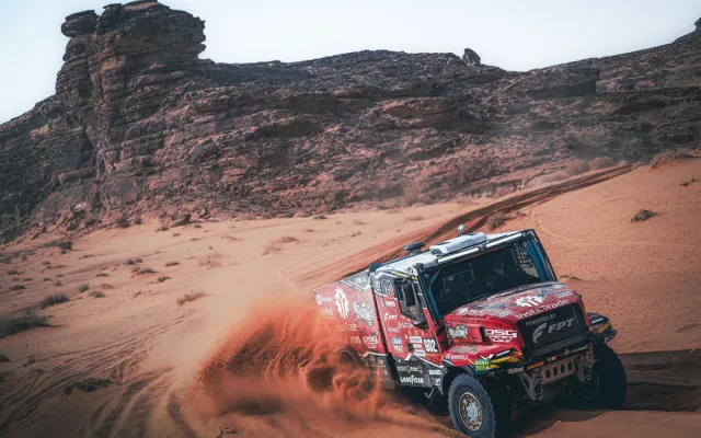 FOTO: O triumf mezi kamiony na Dakar Rally bojuje spolujezdec Křípal z Kamenice