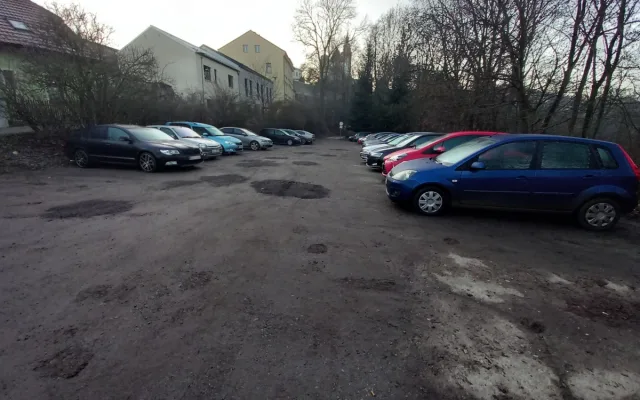 Parkování v Jihlavě XXVI: Kousek od náměstí je trochu utajené parkoviště zdarma
