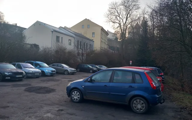 Parkování v Jihlavě XXVI: Kousek od náměstí je trochu utajené parkoviště zdarma