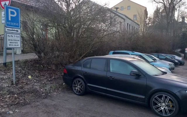 Parkování v Jihlavě XXVI: Kousek od náměstí je trochu utajené parkoviště zdarma