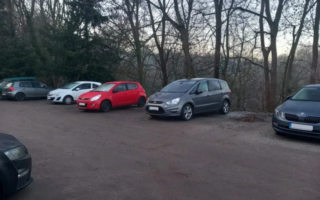 Parkování v Jihlavě XXVI: Kousek od náměstí je trochu utajené parkoviště zdarma