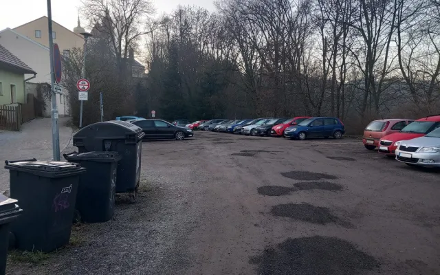 Parkování v Jihlavě XXVI: Kousek od náměstí je trochu utajené parkoviště zdarma