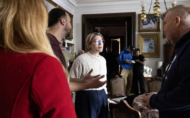 FOTO: Zámek v Lukách nad Jihlavou obsadili filmaři. Natáčí tam komedii