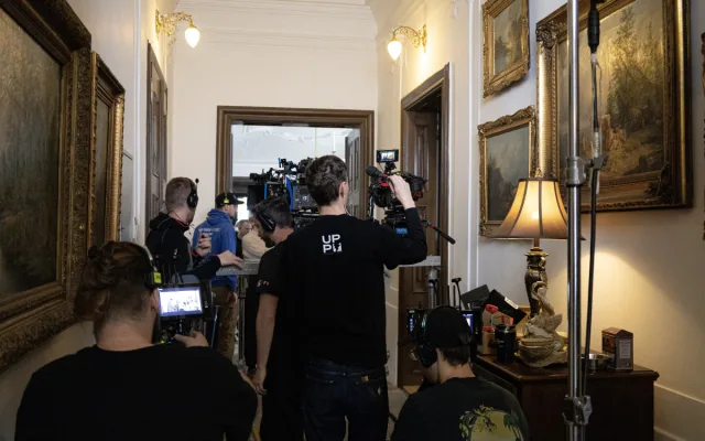 FOTO: Zámek v Lukách nad Jihlavou obsadili filmaři. Natáčí tam komedii