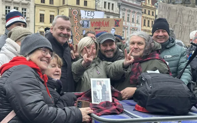FOTO: Na Staromáku se scházejí stovky lidí na podporu prezidenta Petra Pavla