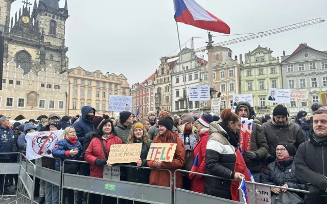 FOTO: Na Staromáku se scházejí stovky lidí na podporu prezidenta Petra Pavla