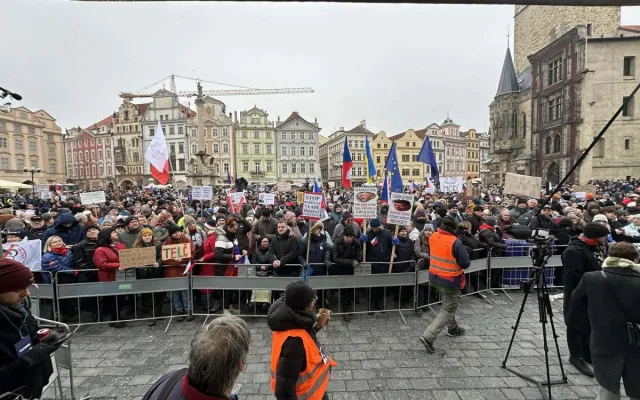 FOTO: Na Staromáku se scházejí stovky lidí na podporu prezidenta Petra Pavla