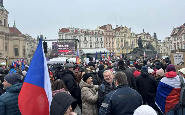 FOTO: Na Staromáku se scházejí stovky lidí na podporu prezidenta Petra Pavla