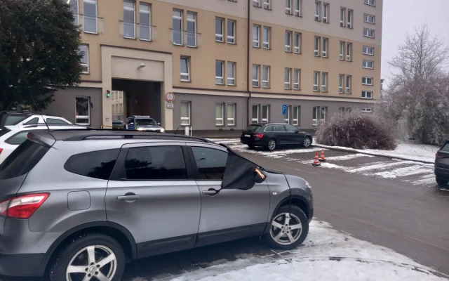 Parkoviště před vjezdem do vnitrobloku.