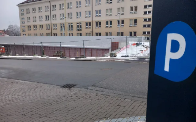 FOTO: Parkovací dům u policie je téměř hotový, silné mrazy dokončení zkomplikovaly
