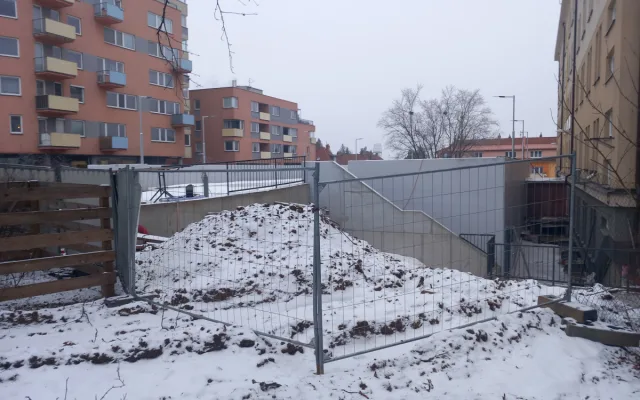 FOTO: Parkovací dům u policie je téměř hotový, silné mrazy dokončení zkomplikovaly