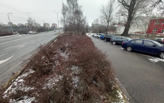 Parkování v Jihlavě XXVII: Nejen sportovní fanoušci parkují zdarma u stavebnin