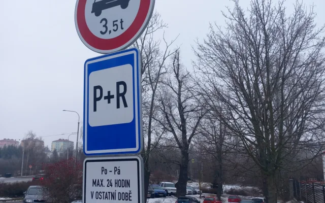 Parkování v Jihlavě XXVII: Nejen sportovní fanoušci parkují zdarma u stavebnin