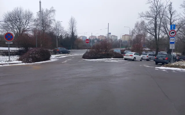 Parkování v Jihlavě XXVII: Nejen sportovní fanoušci parkují zdarma u stavebnin