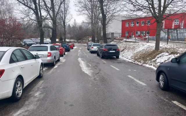Parkování v Jihlavě XXVII: Nejen sportovní fanoušci parkují zdarma u stavebnin