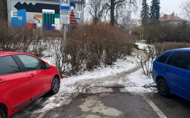 Parkování v Jihlavě XXVII: Nejen sportovní fanoušci parkují zdarma u stavebnin